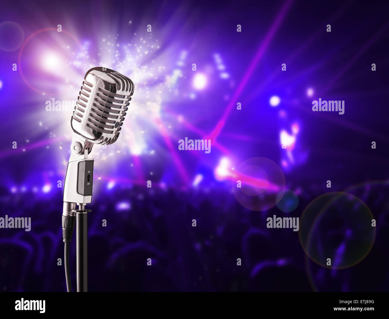 Retro-Mikrofon bereit für Sänger, blur Menschenmenge auf Hintergrund Stockfoto