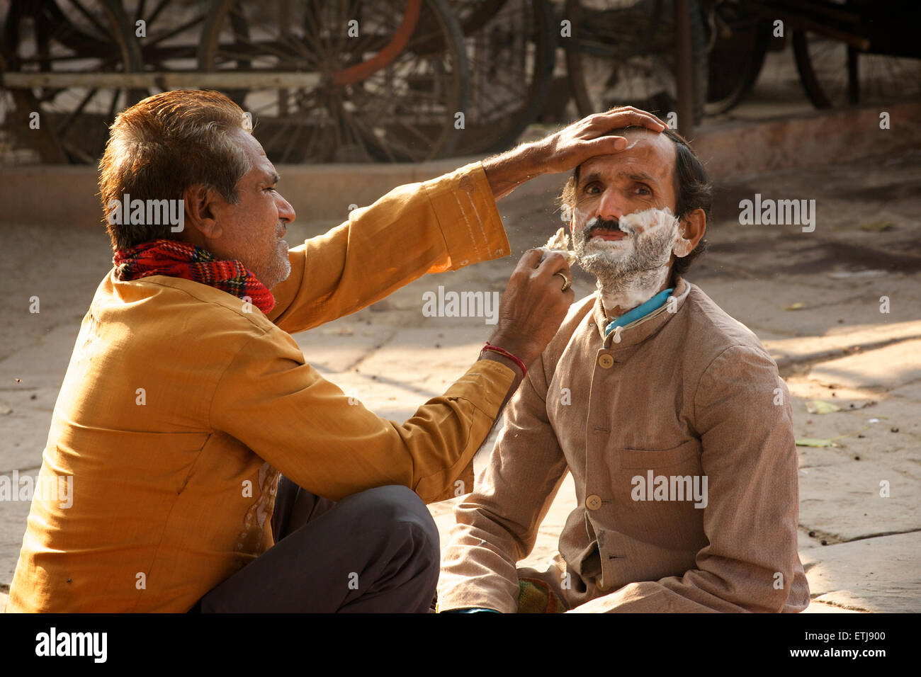 Mann hat eine Rasur Sardar Basar, Jodhpur, Rajasthan, Indien Stockfoto