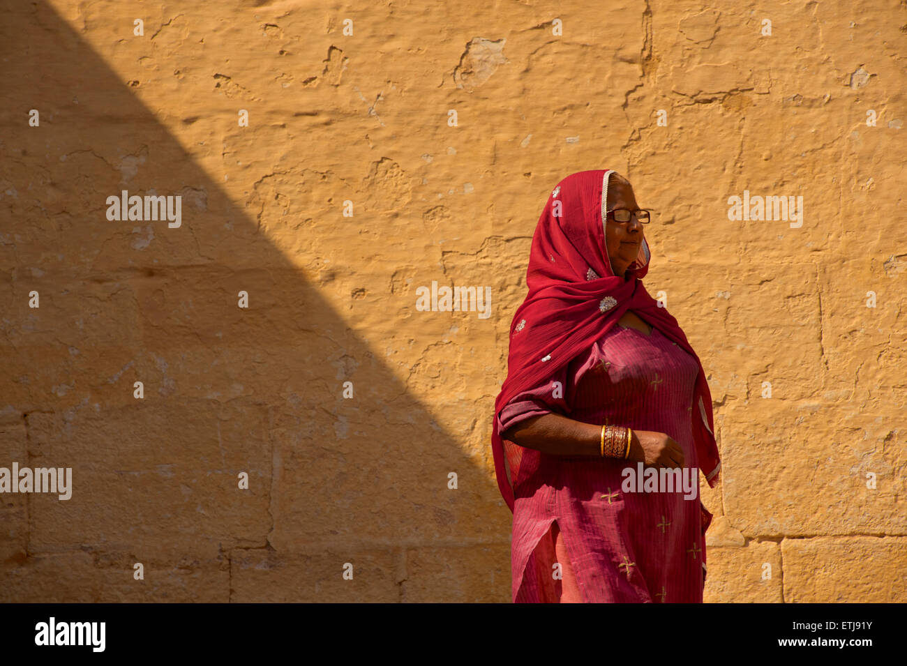 Indische Frau in bunten Sari, Jodhpur, Rajasthan, Indien Stockfoto