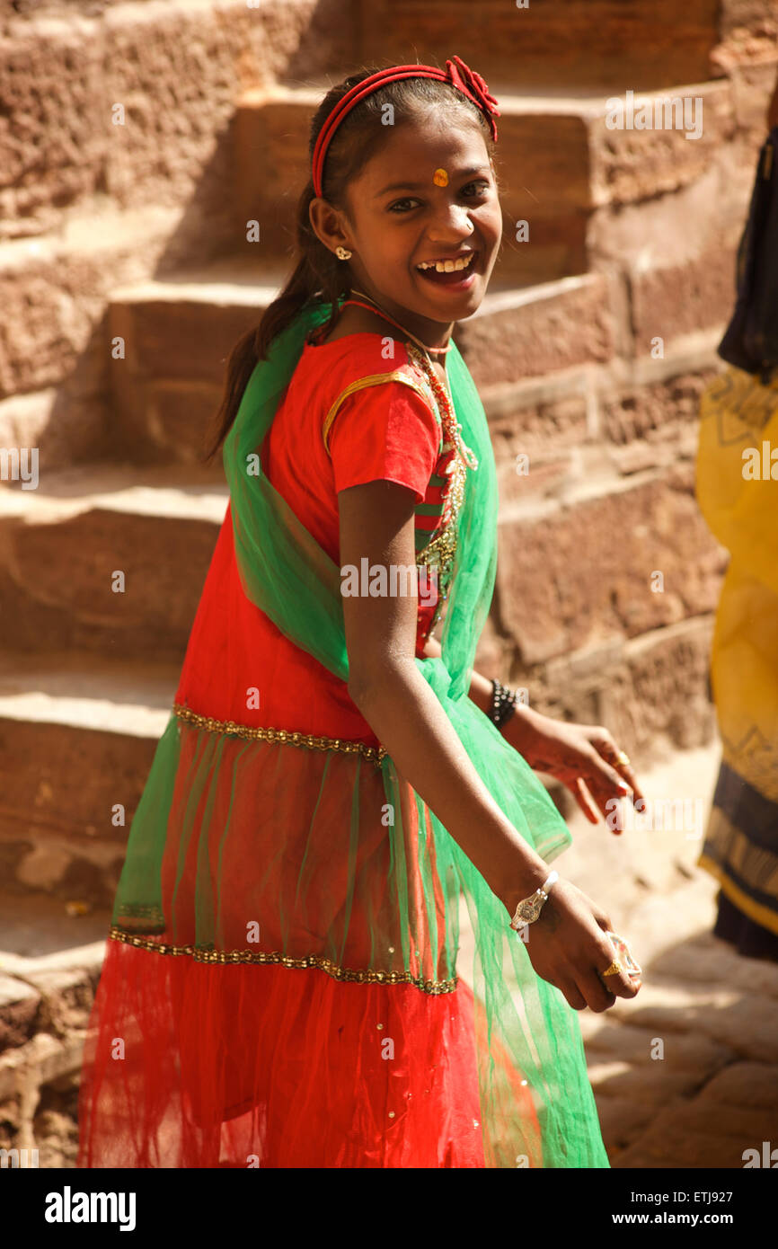 Indisches Mädchen Lachen in bunten Sari. Jodhpur, Rajasthan, Indien Stockfoto