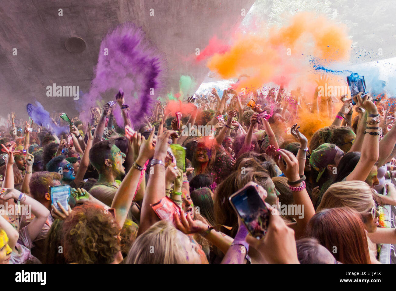 Turin, Italien. 13. Juni 2015. Tausende von Menschen bei der zweiten Auflage von Turin Holi Fusion, das Fest der Farben der indischen Ursprungs. Hier noch ein Moment der Explosion der Farbe. © Elena Aquila/Pacific Press/Alamy Live-Nachrichten Stockfoto