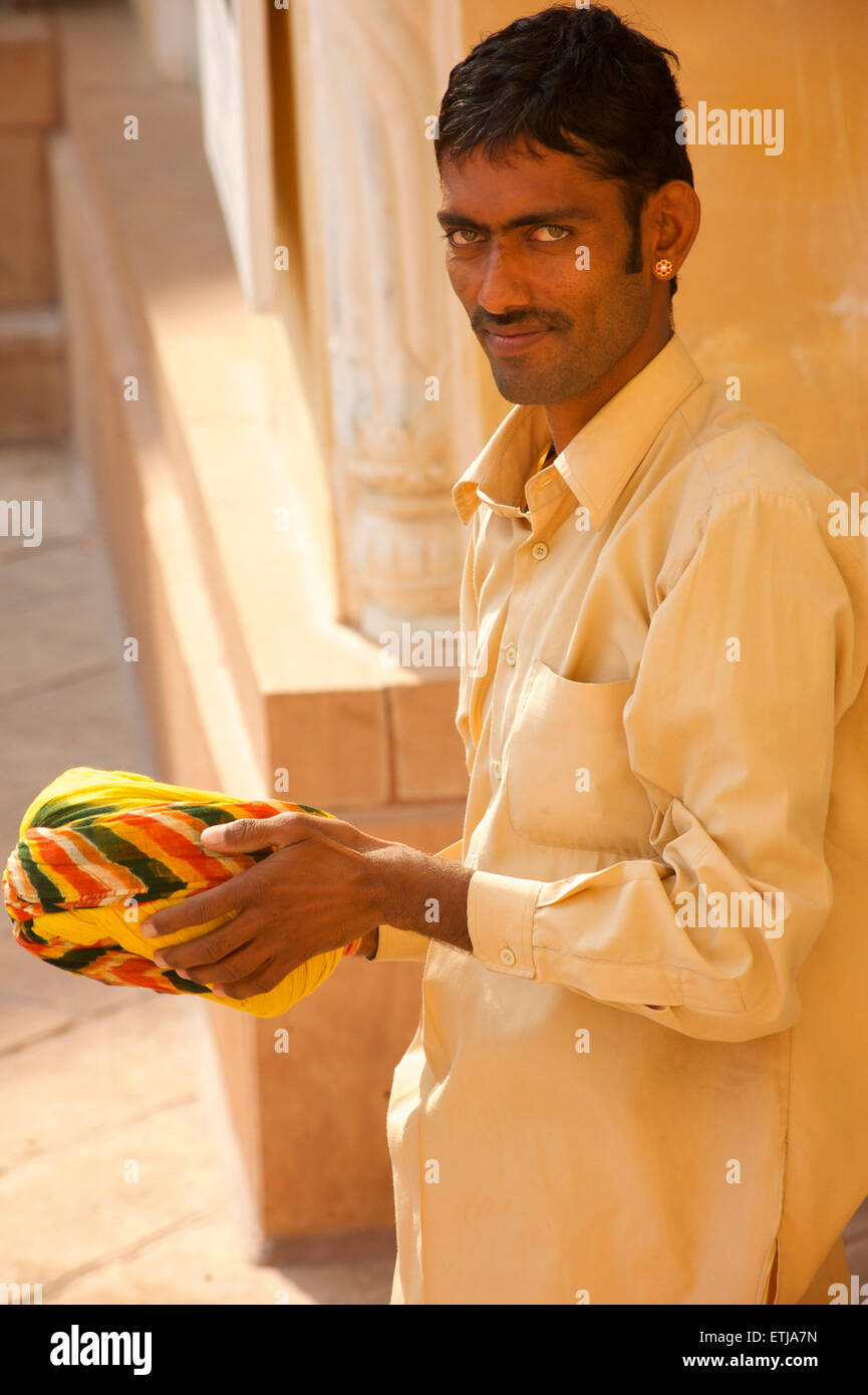 Indischer Mann mit Turban Rajasthani, Mehrangarh Fort, Jodhpur, Rajasthan, Indien Stockfoto