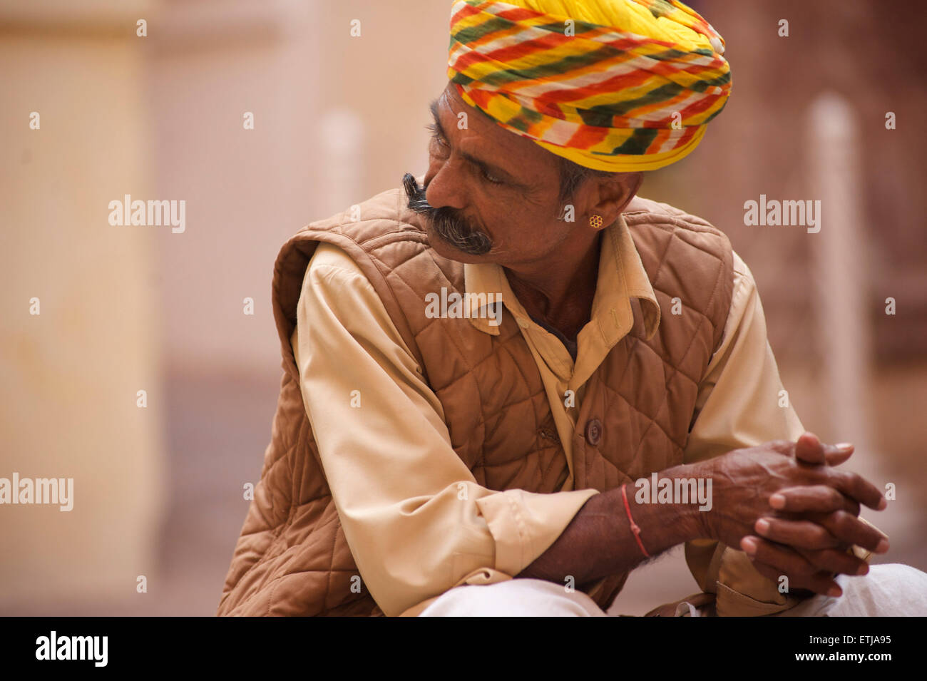 Museum-Steward in Rajasthani Turban an Mehrangarh Fort, Jodhpur, Rajasthan, Indien Stockfoto