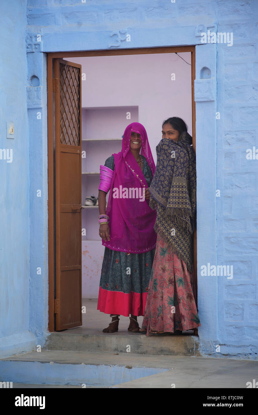 Indische Frauen in bunten Saris an der Tür zu ihrem Haus, Jodhpur, Rajasthan, Indien Stockfoto