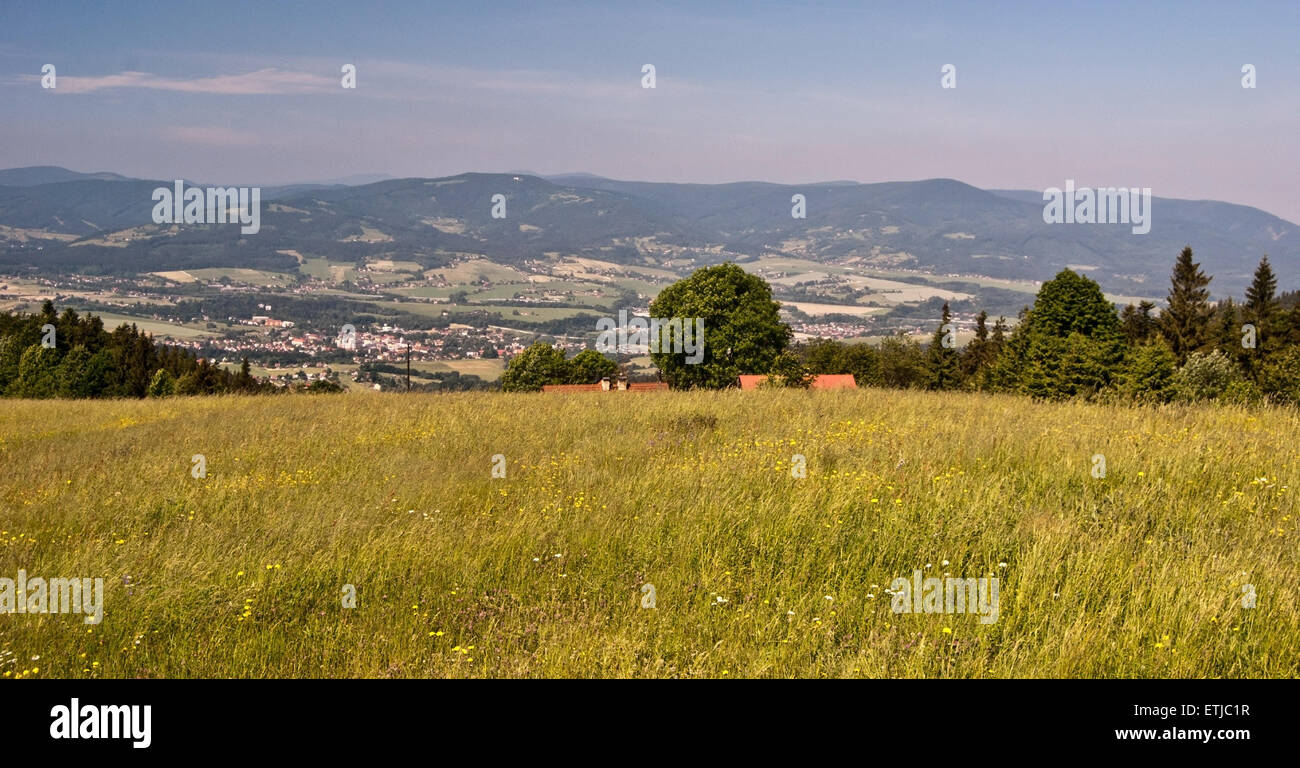 schönes Bergpanorama des Moravskoslezske Beskydy Wiese oberhalb Bahenec in Slezske Beskydy Bergen Stockfoto