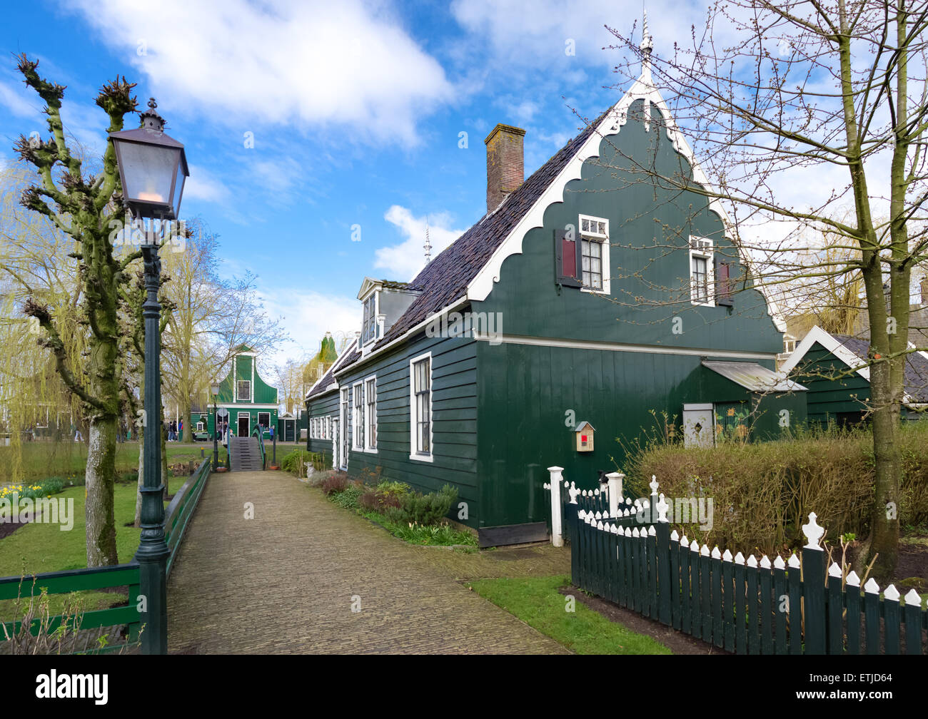 authentische holländische hölzerne Häuser in das berühmte Freilichtmuseum Zaanse Schans in den Niederlanden Stockfoto