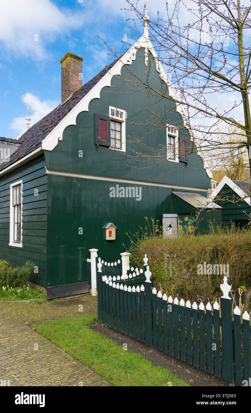 authentische holländische hölzerne Häuser in das berühmte Freilichtmuseum Zaanse Schans in den Niederlanden Stockfoto