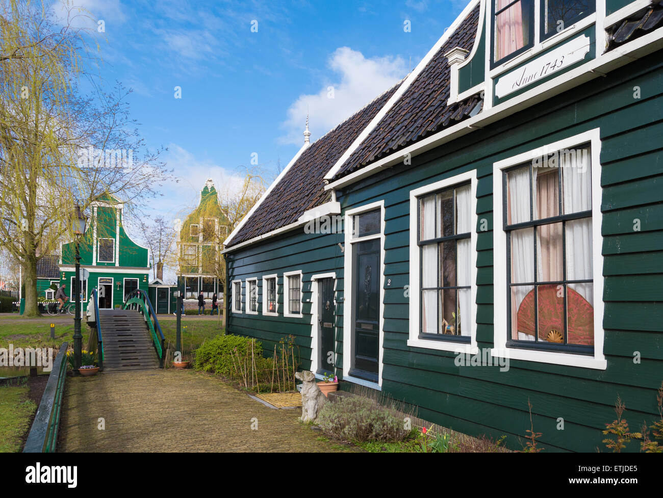 authentische holländische hölzerne Häuser in das berühmte Freilichtmuseum Zaanse Schans in den Niederlanden Stockfoto