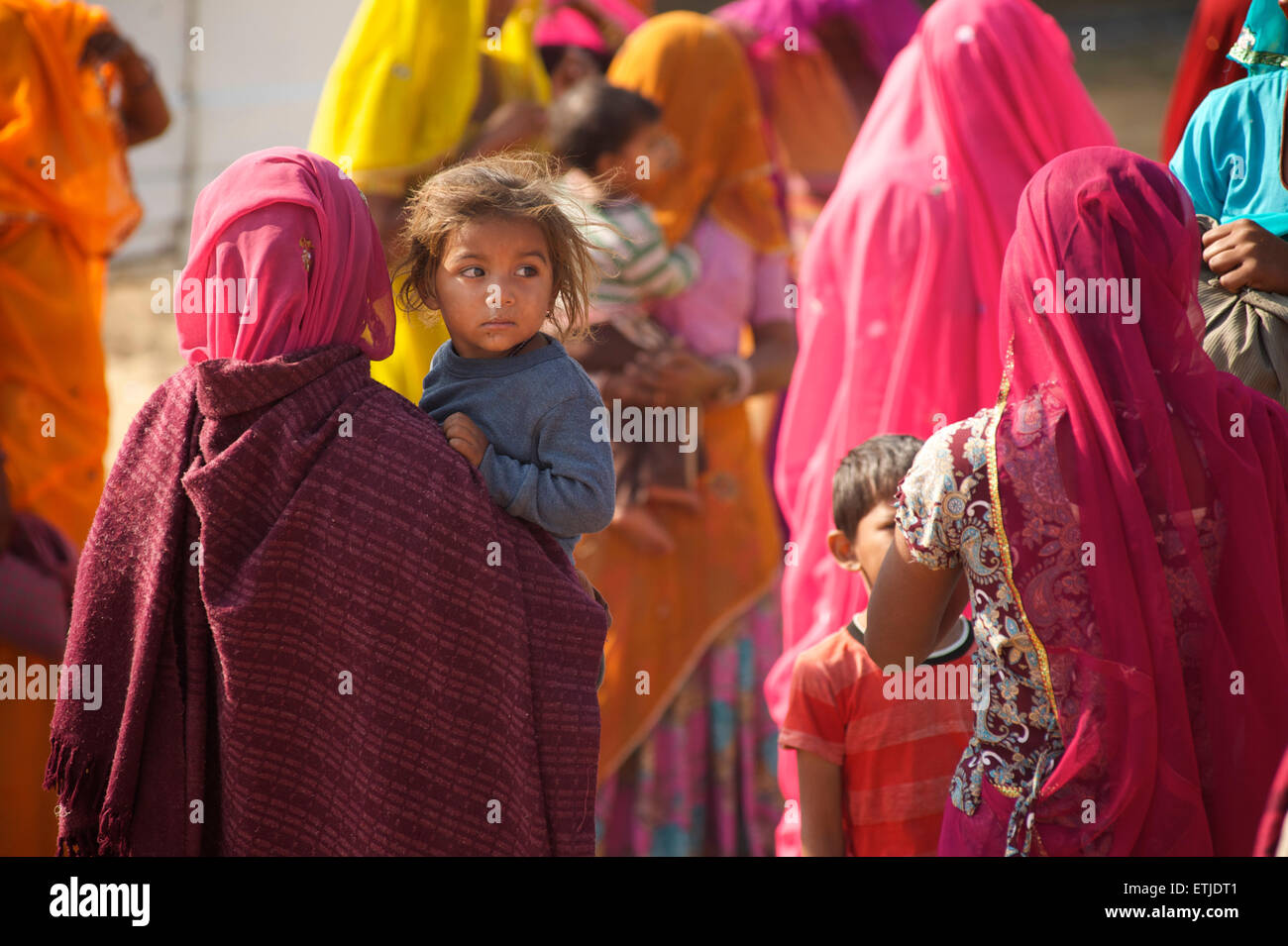 Rajasthani Frauen in bunten Saris und Kinder, Pushkar, Rajasthan, Indien Stockfoto