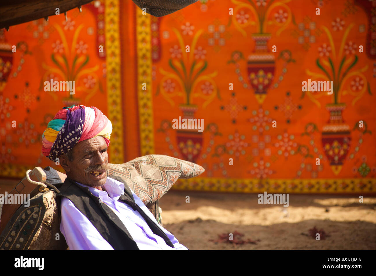 Rajasthani Mann entspannend auf der Pushkar Camel Fair, Rajasthan, Indien Stockfoto