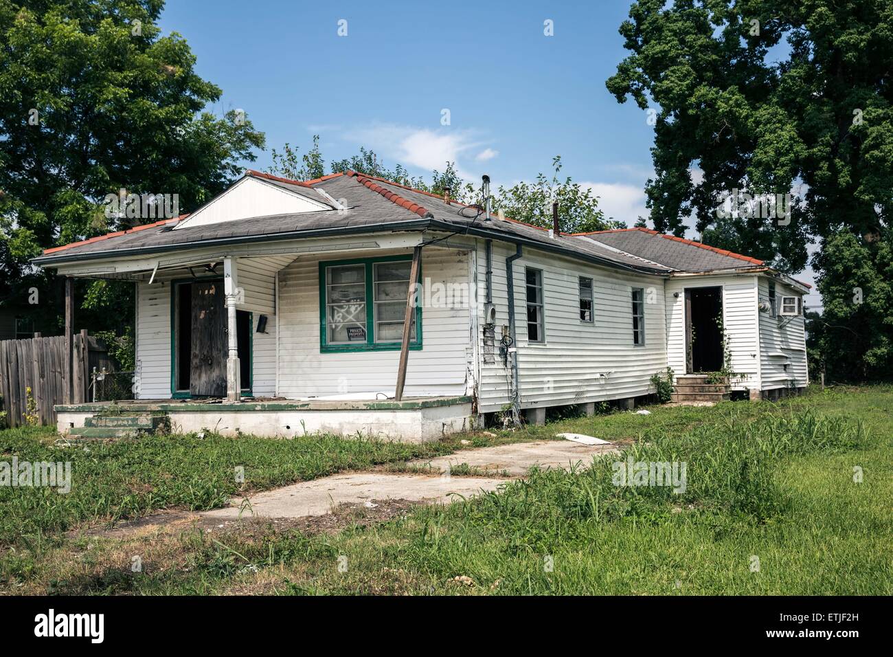 (150614)--NEW ORLEANS, 14. Juni 2015 (Xinhua)--Foto aufgenommen am 10. Juni 2015 zeigt ein verlassenes Haus in Lower Ninth Ward, New Orleans, Louisiana, Vereinigte Staaten von Amerika. Seit Sommer 2005 ist der Lower Ninth Ward ein Abladeplatz für unerwünschte Dinge geworden. Wildgras bis Erwachsenengröße herrscht in der Gegend, unter denen die Wracks von verlassenen Häusern bedrohlich stehen. Zehn Jahre nach dem Hurrikan Katrina New Orleans in die Knie gebracht und eine emotionale Präsenz in den Vereinigten Staaten verließ, wie Menschen erlebt wie die US-Regierung nicht unverzüglich, überwiegend afrikanischen reagiert Stockfoto