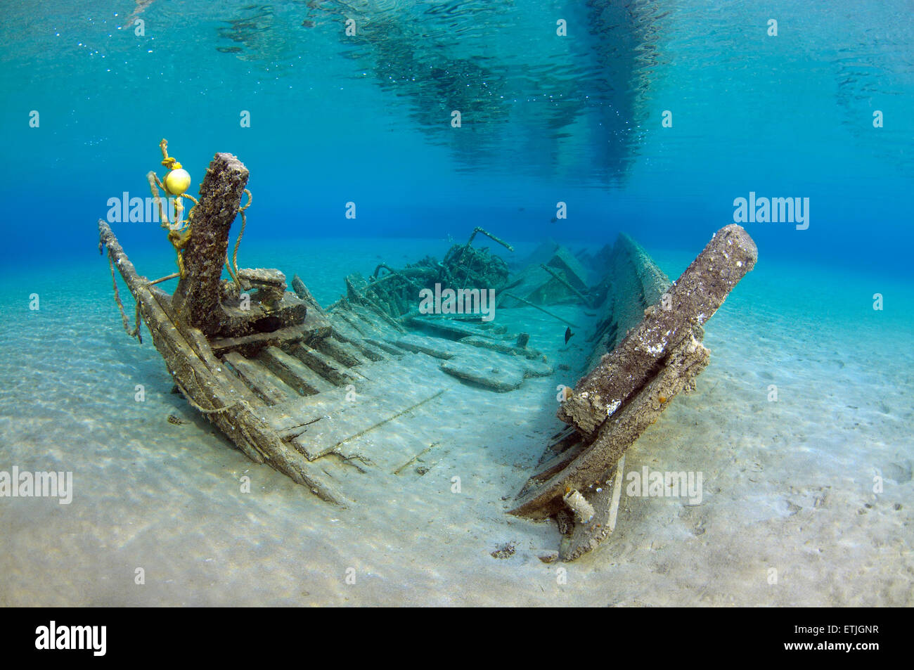 alten zerstörten hölzernen Fischerboot auf dem sandigen Boden, Rotes Meer, Marsa Alam, Ägypten Stockfoto