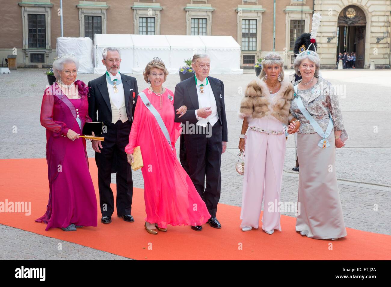 Stockholm, Schweden. 13. Juni 2015. Prinzessin Christina (L-R), Tord Magnuson, Prinzessin Desiree, Baron Nils August, Prinzessin Birgitta und Prinzessin Margaretha von Schweden kommen im königlichen Palast anlässlich der Hochzeit von Prinz Carl Philip und Sofia Hellqvist in der Schlosskapelle in Stockholm, Schweden, 13. Juni 2015. Bildnachweis: Dpa picture Alliance/Alamy Live News Stockfoto