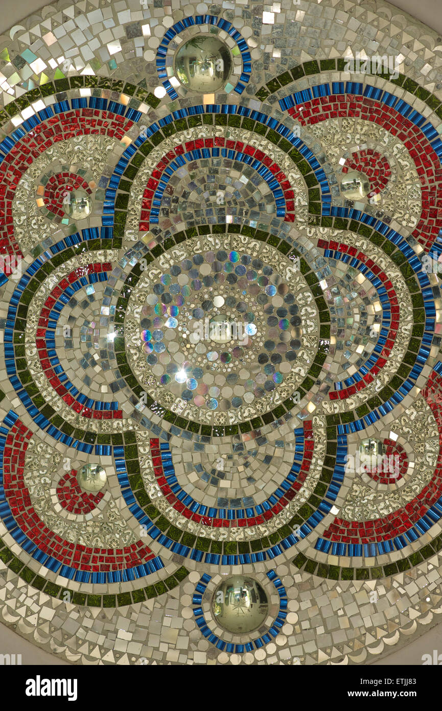Gespiegelte Mosaikfliesen. Rajasthan, Indien Stockfoto