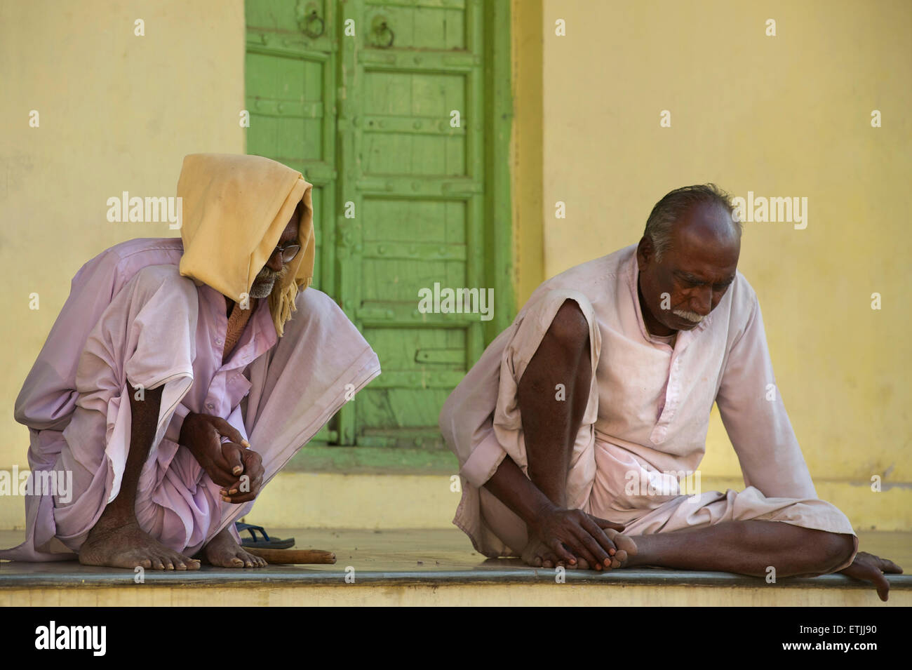 Indische Männer sitzen beobachten Gameplay. Pushkar, Rajasthan, Indien Stockfoto