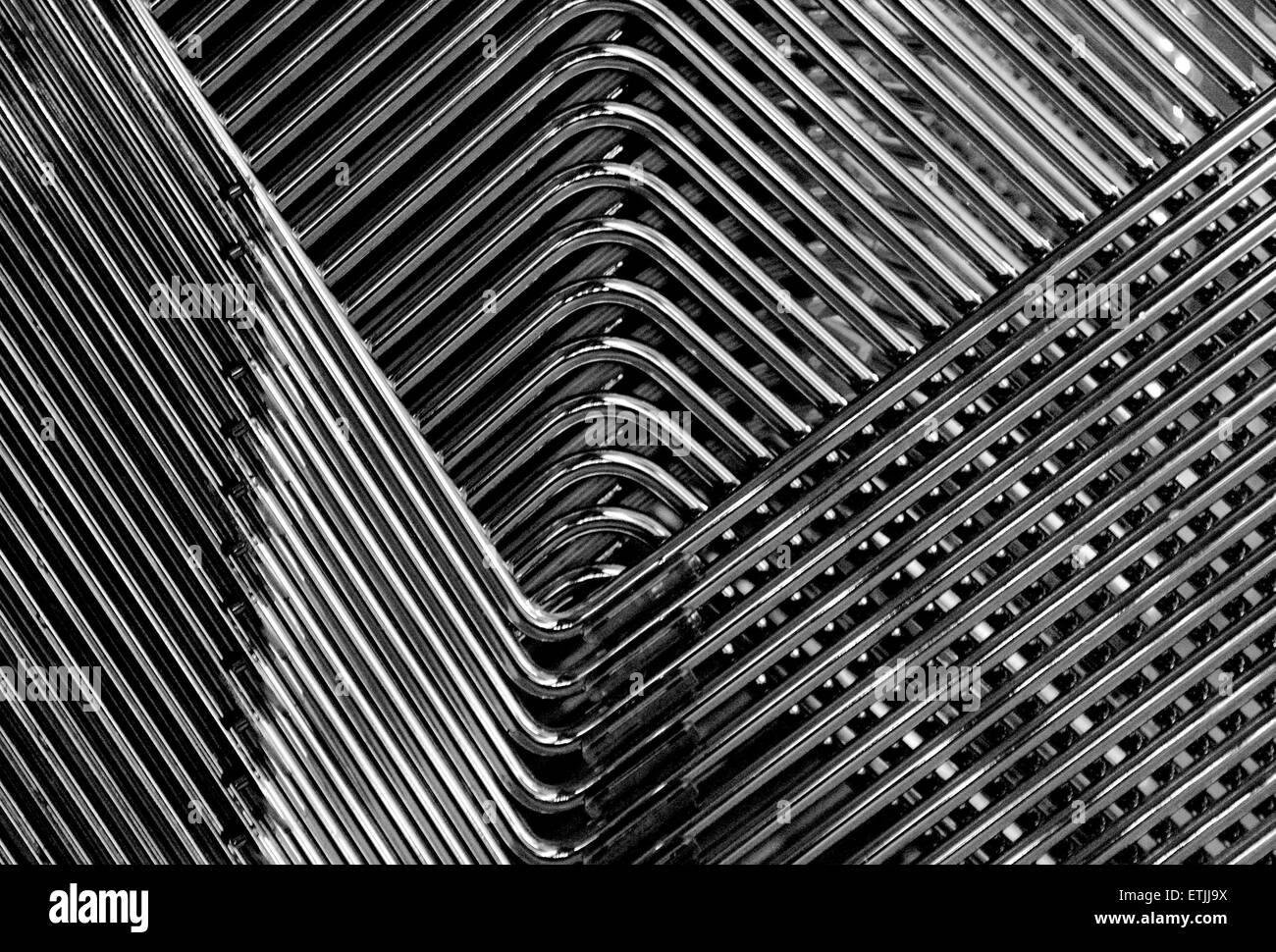Schwarzen & weiße geometrischen Muster erstellt von gestapelten Stühle Metall Stockfoto