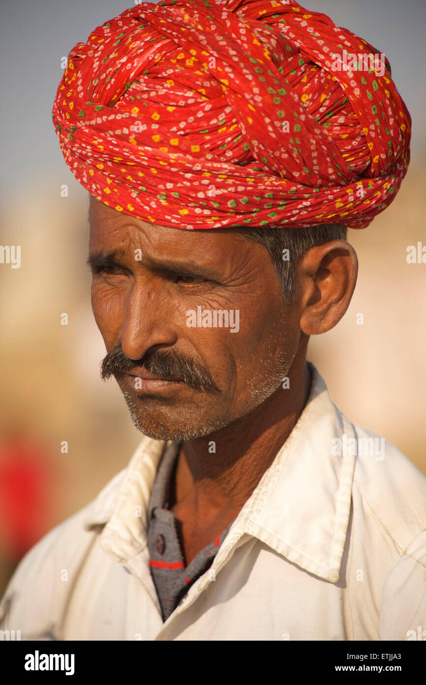 Rajasthani Mann mit bunten Turban, Pushkar, Rajasthan, Indien Stockfoto