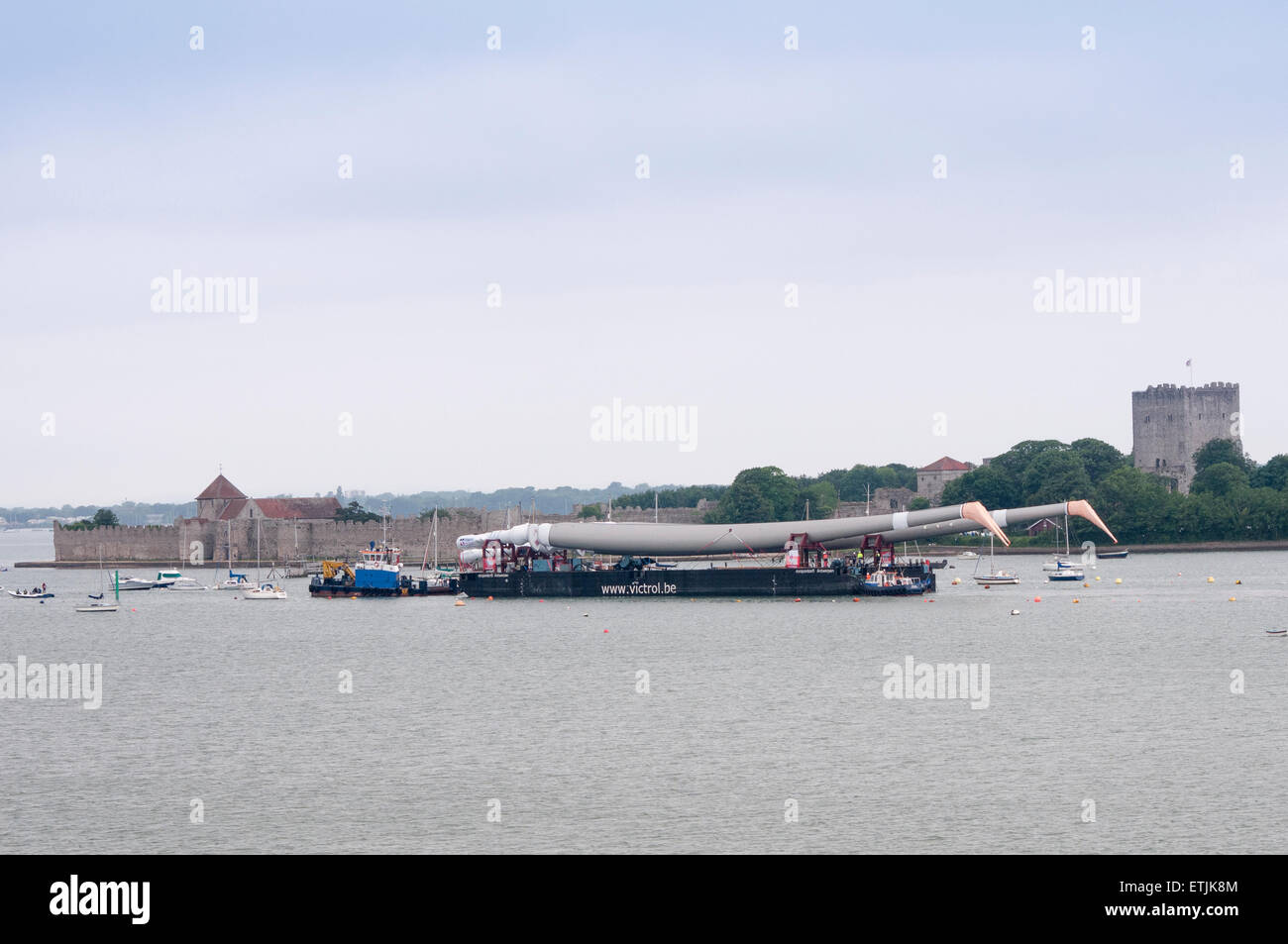 Portsmouth, UK. 14. Juni 2015. Drei 100m freistehende Masten für einen Kunden in Deutschland von Magma in Portsmouth Harbour per Schiff transportiert werden. 14. Juni. Bildnachweis: Rob Wilkinson/Alamy Live-Nachrichten Stockfoto