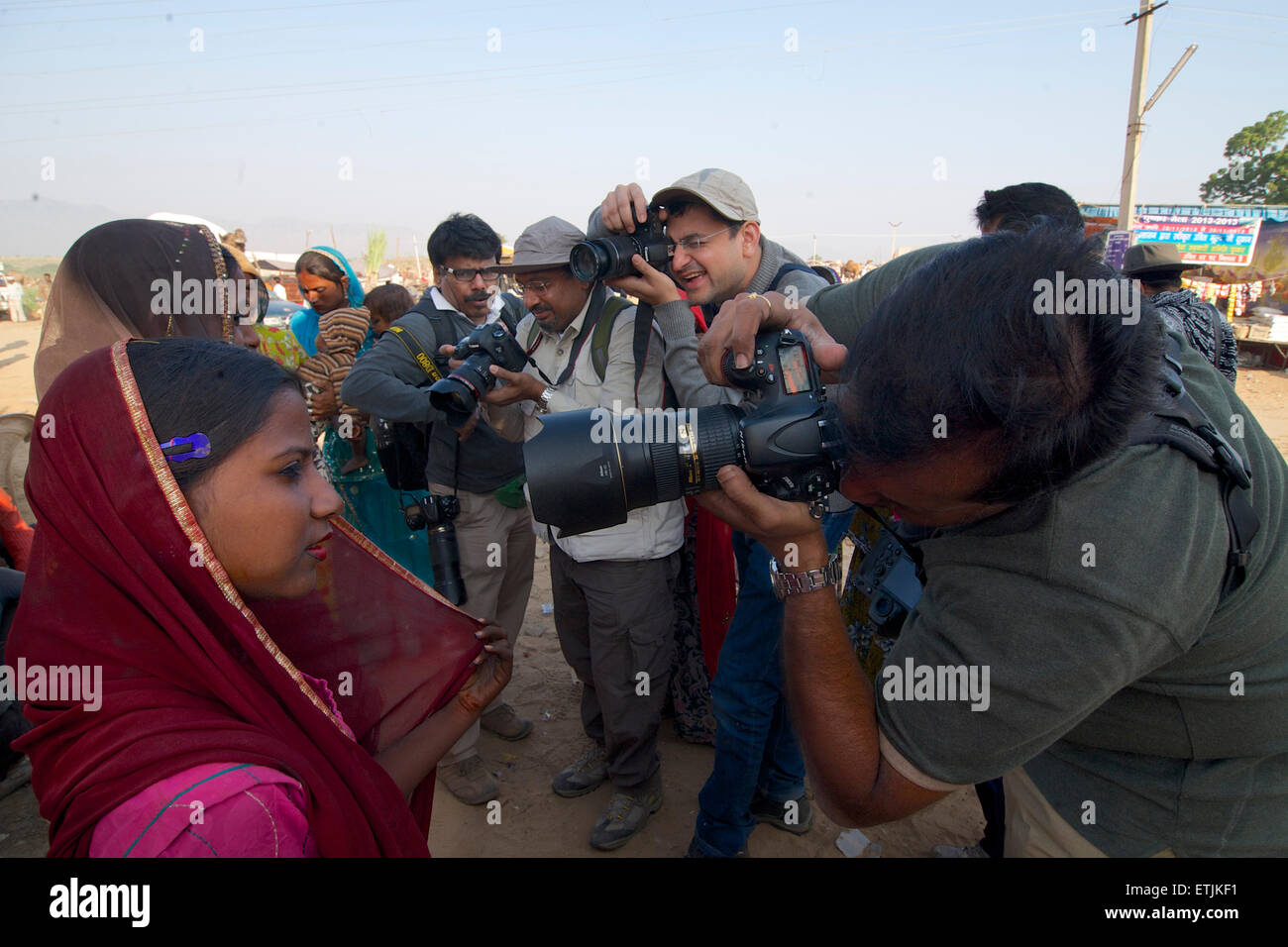 Indische Fotografie Touristen fotografieren Frauen Messeauftritt Pushkar, Rajasthan, Indien Stockfoto