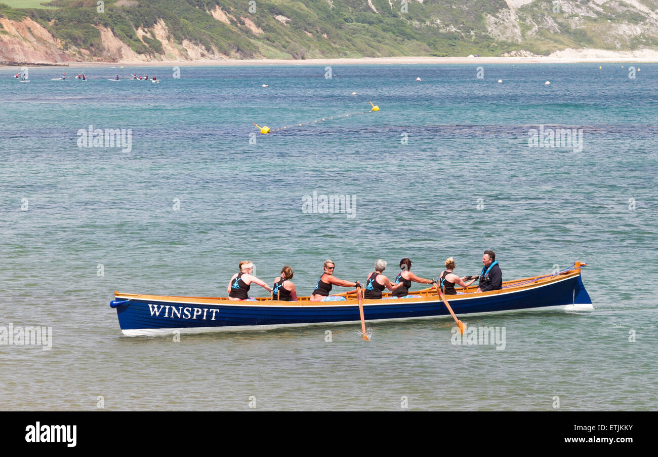 Cornish Pilot Gig Meer Rowling in Swanage Bay Stockfoto