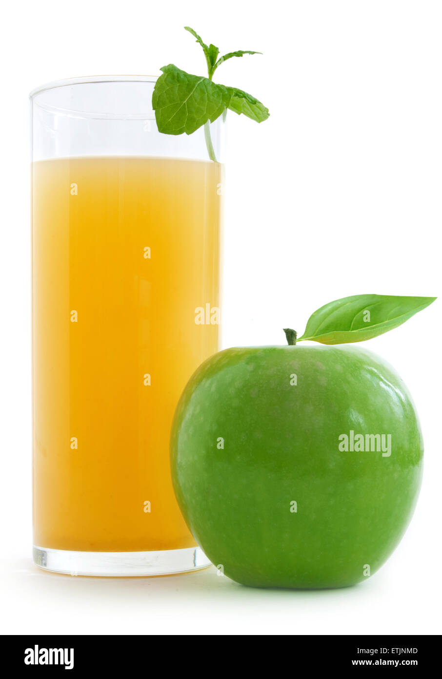 Glas Apfelsaft mit einem frischen Apfel auf einem weißen Hintergrund Stockfoto