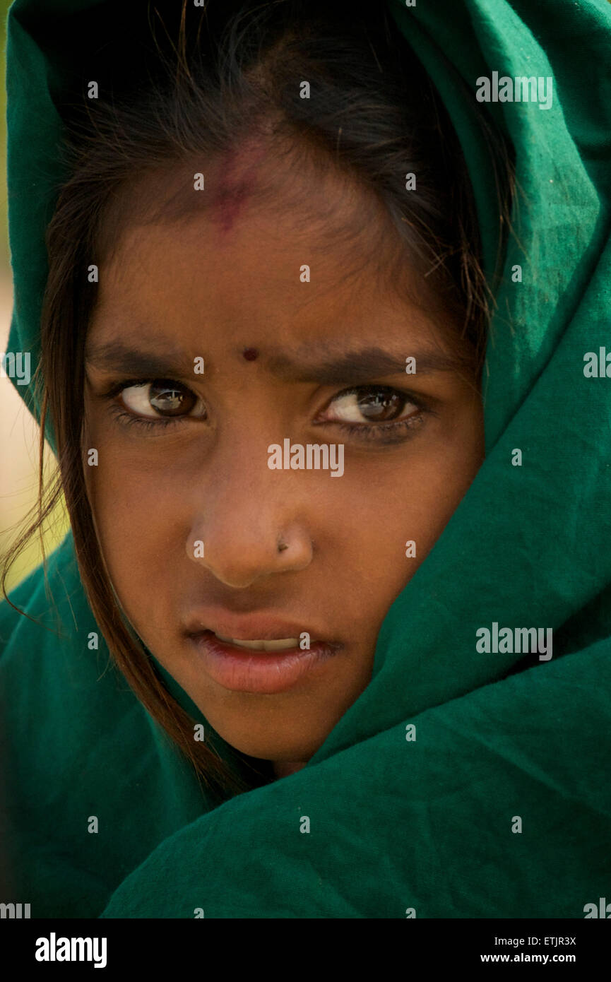 Porträt der indischen Mädchen mit grünen erstaunt. Rajasthan, Indien Stockfoto