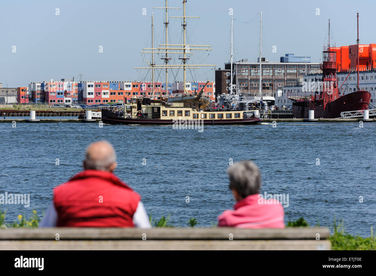 Älteres paar beobachten Boote auf dem Fluss Ij, Amsterdam, Niederlande Stockfoto