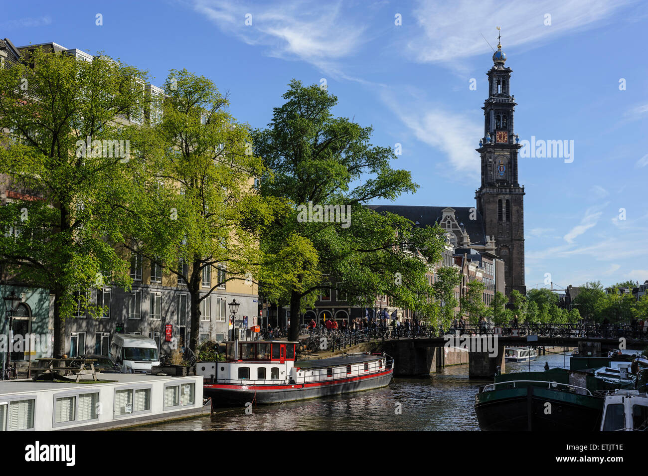 Niederlande, Amsterdam, Prinsengracht, der Westerkerk und die Westertoren an einem sonnigen Frühlingstag Stockfoto