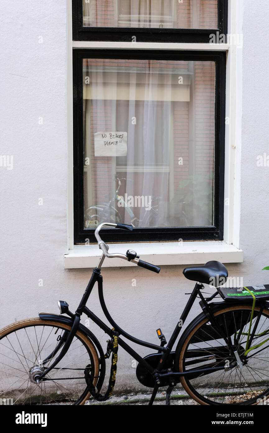 Fahrrad geparkt durch kein Parkplatz Schild, Amsterdam, Niederlande Stockfoto