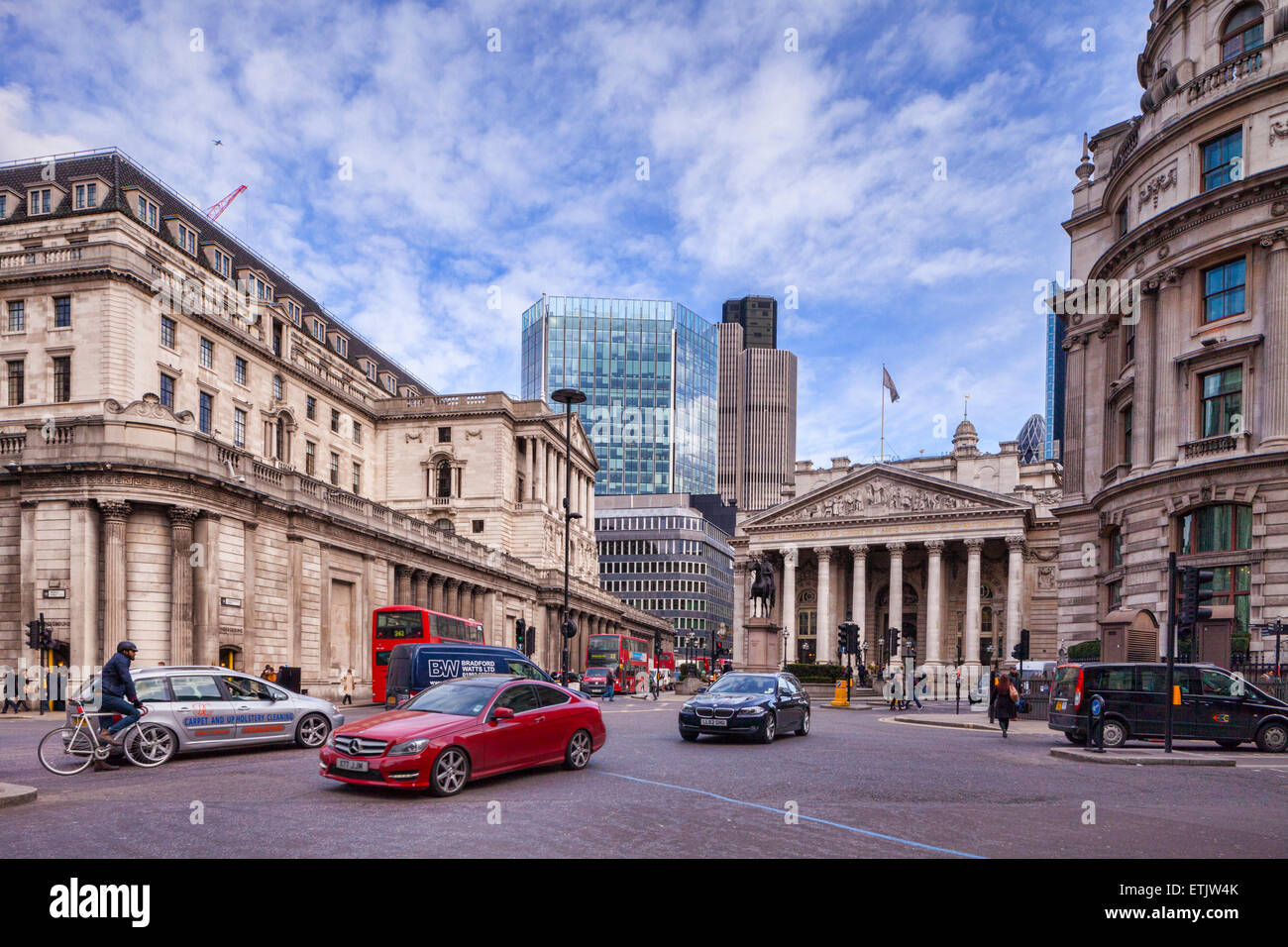 Verkehr in der Threadneedle Street, London, mit der Bank of England und der Royal Exchange. Stockfoto