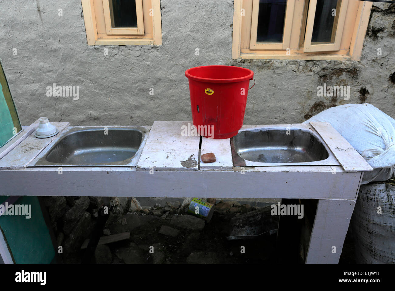 Heiße Dusche im freien sinkt, Lobuche Dorf; Lobuche Pass, Everest base camp Trek, UNESCO-Weltkulturerbe, Sagarmatha National Stockfoto