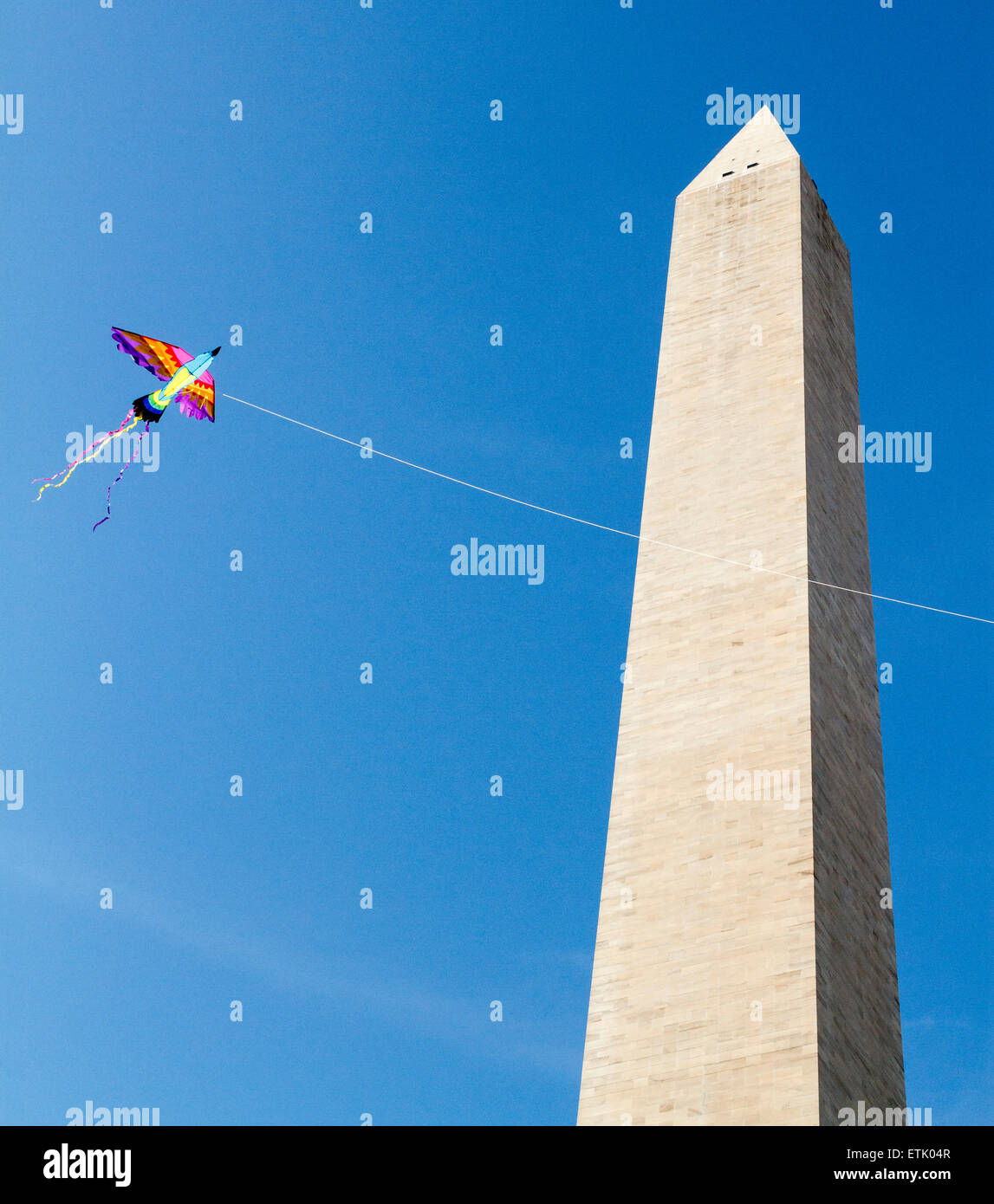 Ein Drachen fliegt durch das Washington Monument, Washington DC Stockfoto