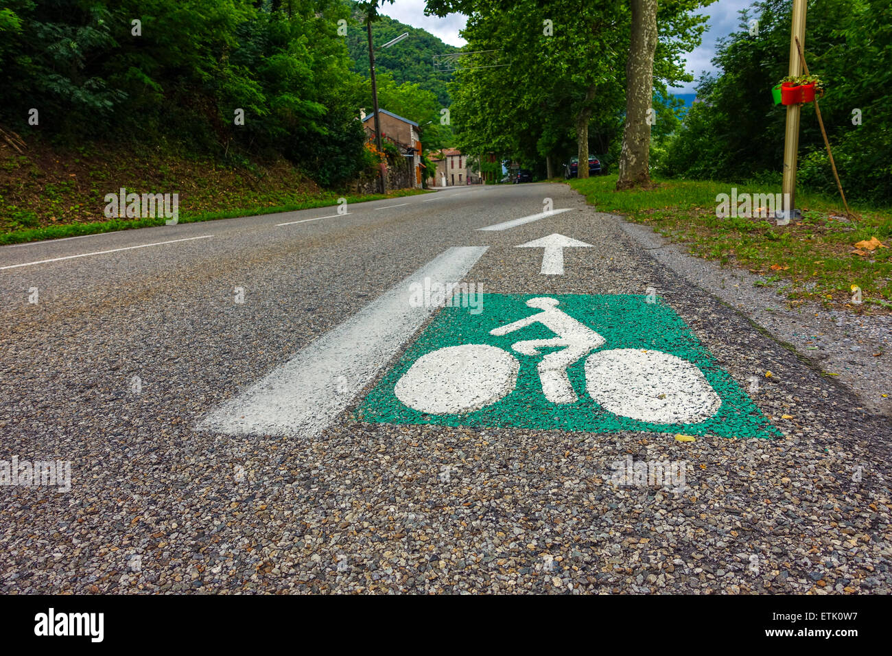 Grünen und weißen Schild gemalt auf Straße auf Radweg, Zyklus Weg Radweg, Radweg Frankreich Stockfoto