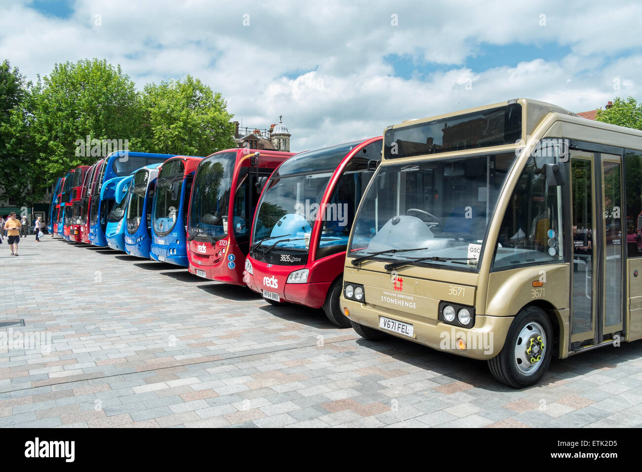 Salisbury, UK. 14. Juni 2015. Wilts & Dorset Hundertjahrfeier Veranstaltung fand in Salisbury, Marktplatz. Es waren 70 Busse Besucher am, die Tag 50 davon in Betrieb sein wird auf den Strecken in und um Salisbury, die Sie auf kostenlos fahren können! Die anderen waren auf dem Display für Sie auf dem Marktplatz zu sehen. Bildnachweis: Paul Chambers/Alamy Live-Nachrichten Stockfoto