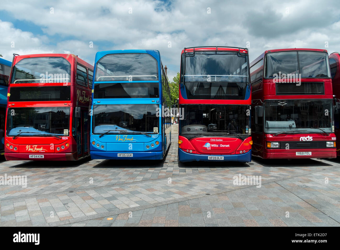 Salisbury, UK. 14. Juni 2015. Wilts & Dorset Hundertjahrfeier Veranstaltung fand in Salisbury, Marktplatz. Es waren 70 Busse Besucher am, die Tag 50 davon in Betrieb sein wird auf den Strecken in und um Salisbury, die Sie auf kostenlos fahren können! Die anderen waren auf dem Display für Sie auf dem Marktplatz zu sehen. Bildnachweis: Paul Chambers/Alamy Live-Nachrichten Stockfoto