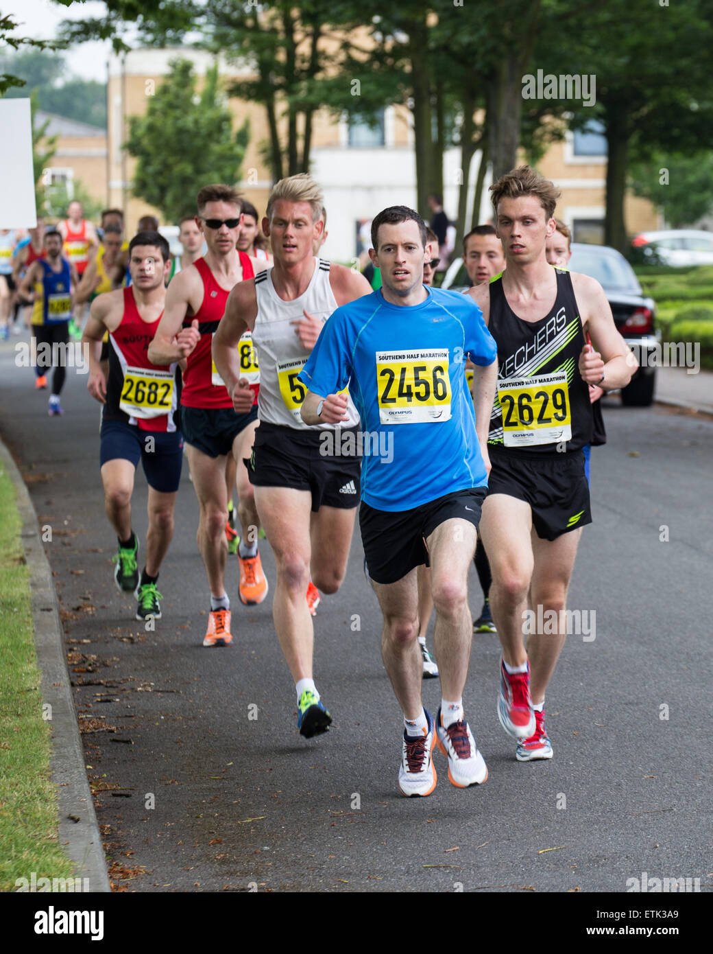 Southend, UK. 14. Juni 2015. Läufer in der diesjährigen Havens Hospize Southend on Sea Halbmarathon. Letztes Jahr Läufer Nick Palmer, 37, aus großen Wakering zusammenbrach und starb nach Überqueren der Ziellinie.  Dieses Jahre Rennen ging ohne größere Zwischenfälle. Bildnachweis: Graham Eva/Alamy Live-Nachrichten Stockfoto