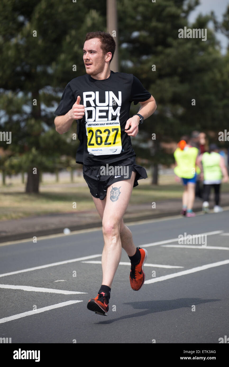 Southend, UK. 14. Juni 2015.  Justin Reid‐Simms läuft im diesjährigen Havens Hospize Southend auf Meer Halbmarathon. Letztes Jahr Läufer Nick Palmer, 37, aus großen Wakering zusammenbrach und starb nach Überqueren der Ziellinie.  Dieses Jahre Rennen ging ohne größere Zwischenfälle. Bildnachweis: Graham Eva/Alamy Live-Nachrichten Stockfoto