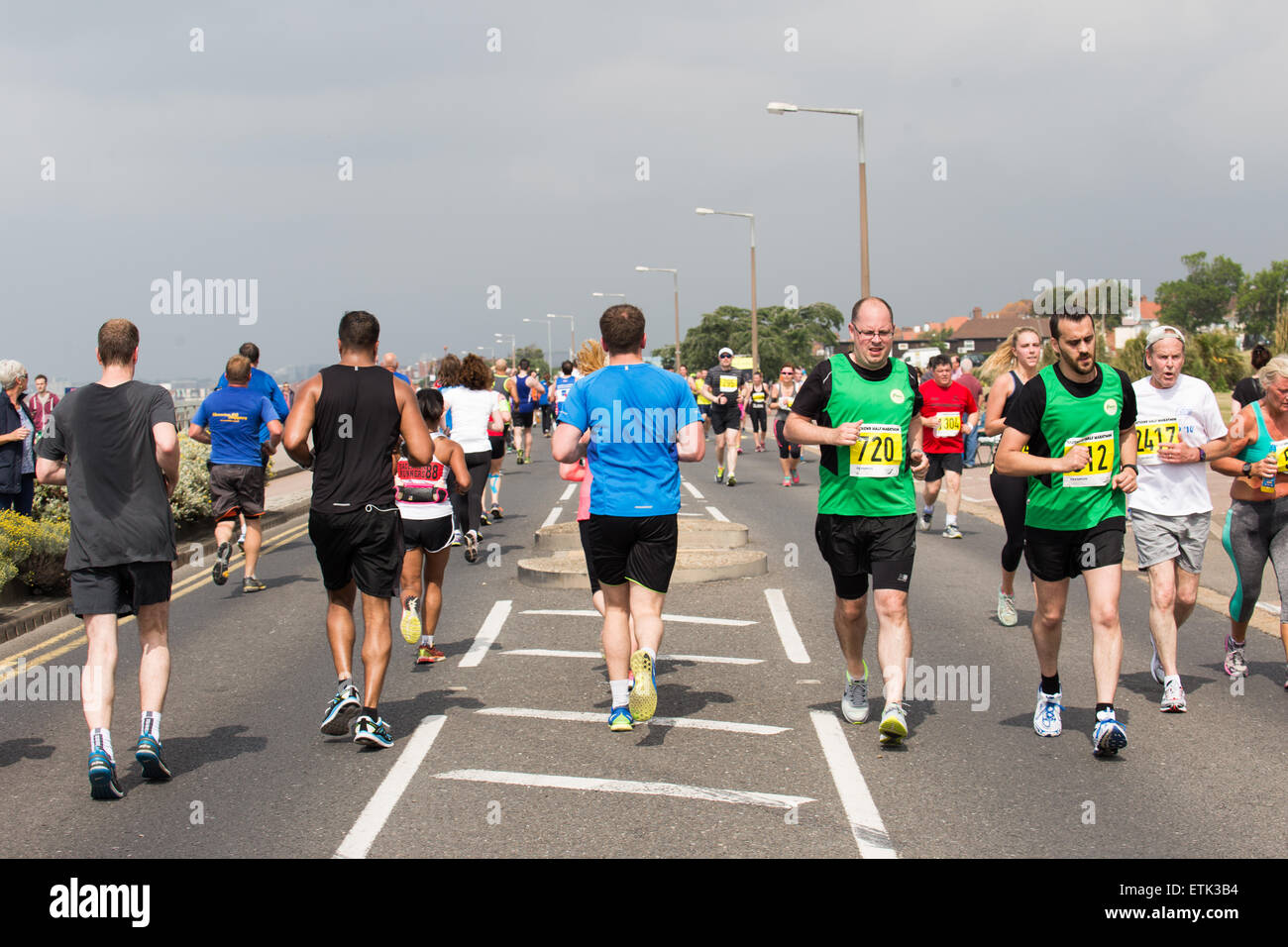 Southend, UK. 14. Juni 2015. Läufer aus "Southend Flyer Running Club" gekleidet in Orange im Gedächtnis von Nick Palmer, 37 aus großen Wakering, die zusammenbrach und starb nach der Überquerung der Ziellinie letztes Jahr.  Dieses Jahre Rennen ging ohne größere Zwischenfälle. Bildnachweis: Graham Eva/Alamy Live-Nachrichten Stockfoto