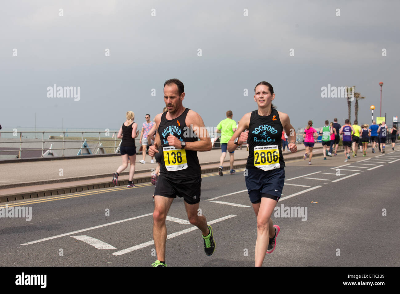 Southend, UK. 14. Juni 2015.   Neil Hatton & Lindsey Colman von Rochford Running Club laufen im diesjährigen Havens Hospize Southend auf Meer Halbmarathon. Letztes Jahr Läufer Nick Palmer, 37, aus großen Wakering zusammenbrach und starb nach Überqueren der Ziellinie.  Dieses Jahre Rennen ging ohne größere Zwischenfälle. Bildnachweis: Graham Eva/Alamy Live-Nachrichten Stockfoto