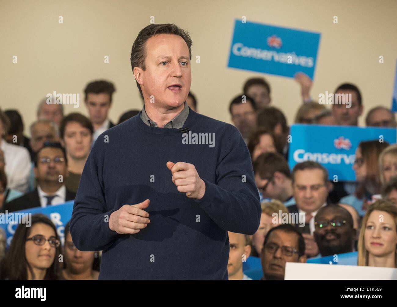 Premierminister David Cameron hält eine Rede im Dhamecha Lohana Zentrum um zwei Monate bis zu den Parlamentswahlen in Harrow zu markieren.  Mit: David Cameron wo: London, Vereinigtes Königreich bei: Kredit-7. März 2015: Euan Cherry/WENN.com Stockfoto