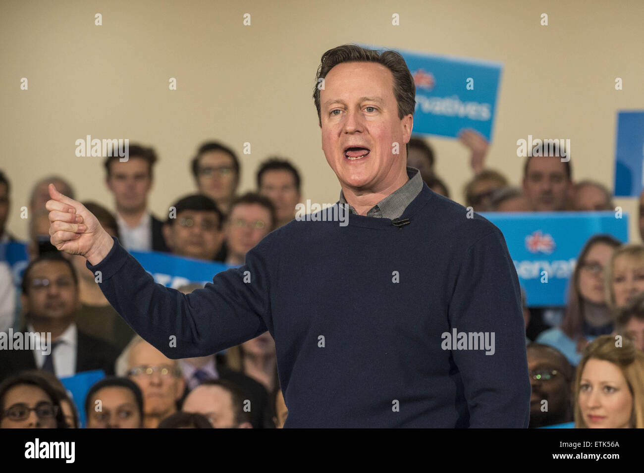 Premierminister David Cameron hält eine Rede im Dhamecha Lohana Zentrum um zwei Monate bis zu den Parlamentswahlen in Harrow zu markieren.  Mit: David Cameron wo: London, Vereinigtes Königreich bei: Kredit-7. März 2015: Euan Cherry/WENN.com Stockfoto