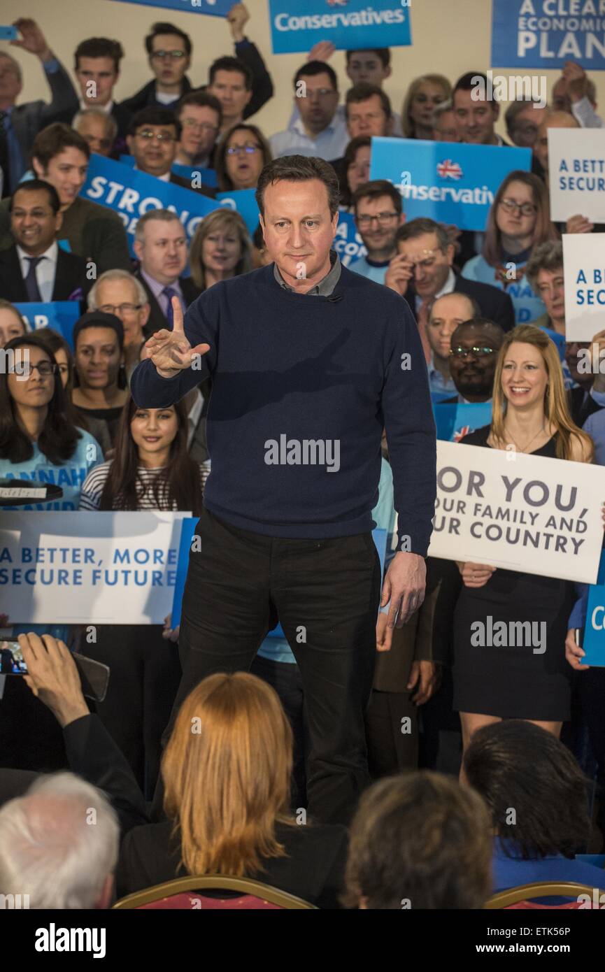 Premierminister David Cameron hält eine Rede im Dhamecha Lohana Zentrum um zwei Monate bis zu den Parlamentswahlen in Harrow zu markieren.  Mit: David Cameron wo: London, Vereinigtes Königreich bei: Kredit-7. März 2015: Euan Cherry/WENN.com Stockfoto