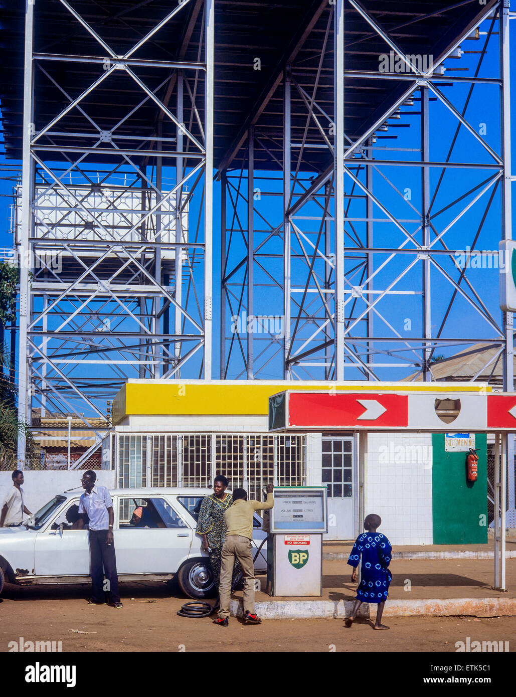 BP-Tankstelle mit angehobenem Tanks, Banjul, Gambia, Westafrika Stockfoto
