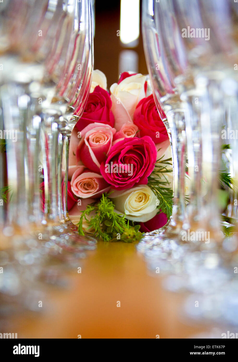 Anordnung der Sektgläser und ein Brautstrauß mit Rosen Stockfoto