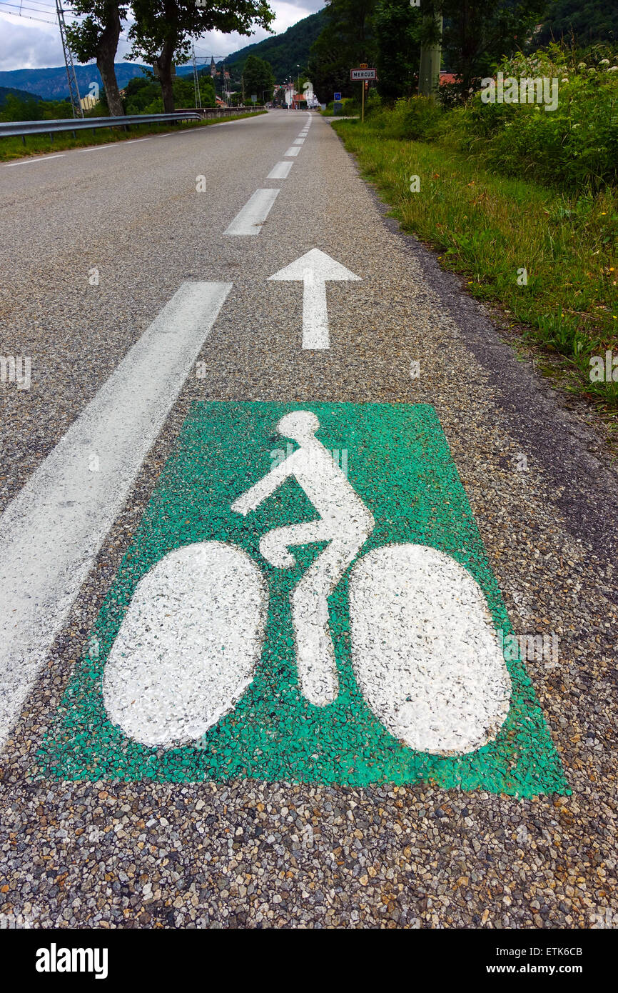Grünen und weißen Schild gemalt auf Straße auf Radweg, Zyklus Weg Radweg, Radweg Frankreich Stockfoto