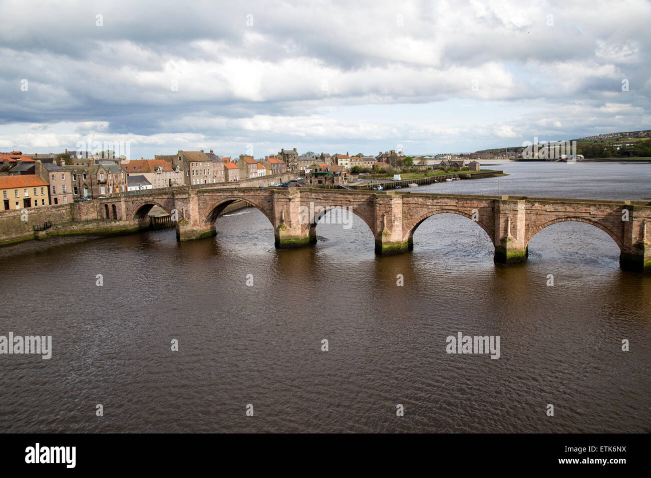 Historische Steinbrücke überqueren Fluss Tweed, Berwick-upon-Tweed, Northumberland, England, UK Stockfoto