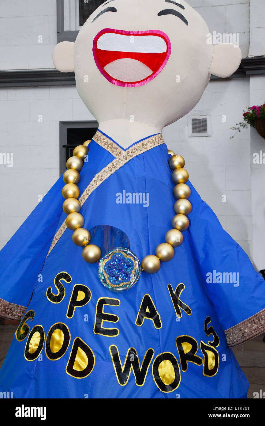 Manchester, Großbritannien, 14. Juni 2014. 'S peak Gute Worte "Buddhistischen message Manchester Tag wurde im Jahr 2010 gegründet und ist mittlerweile einer der North West Flaggschiff Veranstaltungen des Sommers. Der Zweck der Veranstaltung ist es, die Kreativität und Vielfalt der Stadt zu feiern. Über 2.500 Künstler und Künstlerinnen aus lokalen Gemeinschaften bringen Straßen und Plätze zum Leben in eine fantastische Anzeige von Farbe, Klang und Bewegung. Stockfoto