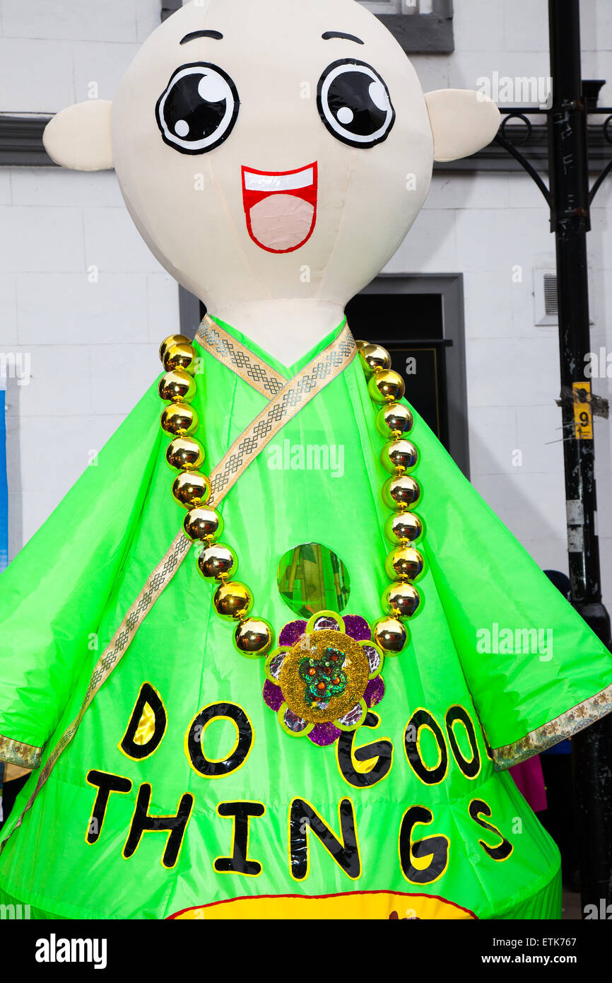 Manchester, UK 14. Juni 2014. "Gute Dinge buddhistischen Message  Manchester Tag wurde 2010 gegründet und ist inzwischen einer der Nord-West-Flaggschiff-Ereignisse des Sommers zu tun. Der Zweck der Veranstaltung ist es, die Kreativität und Vielfalt der Stadt zu feiern. Mehr als 2.500 Künstler und Künstler aus lokalen Gemeinschaften bringen Straßen und Plätze zum Leben in einer fantastischen Darstellung von Farbe, Klang und Bewegung. Bildnachweis: Mar Photographics/Alamy Live-Nachrichten Stockfoto