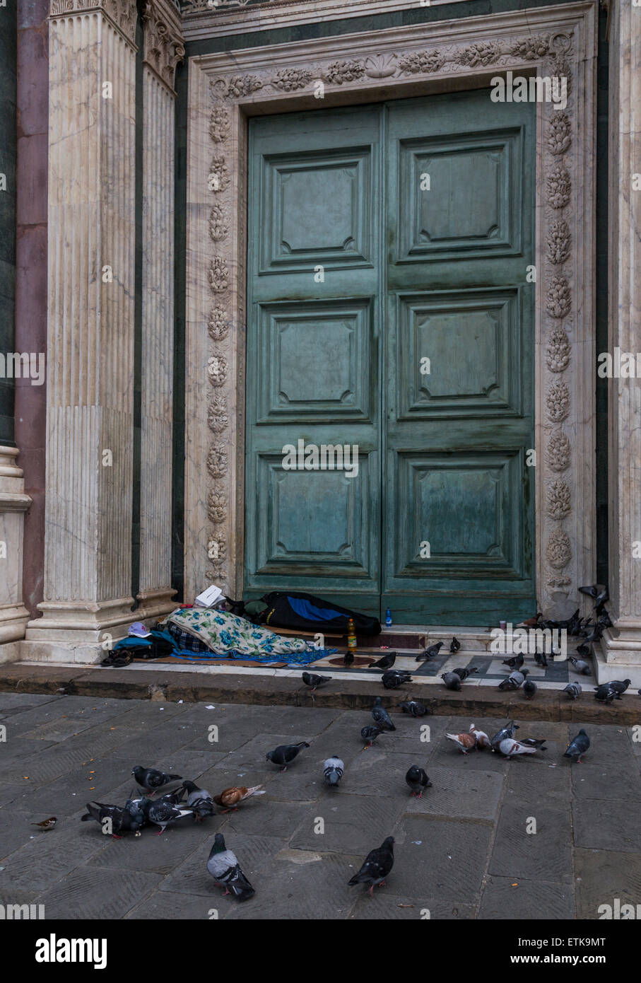 Obdachlose in Tür von Santa Maria Novella, Florenz, Italien Stockfoto