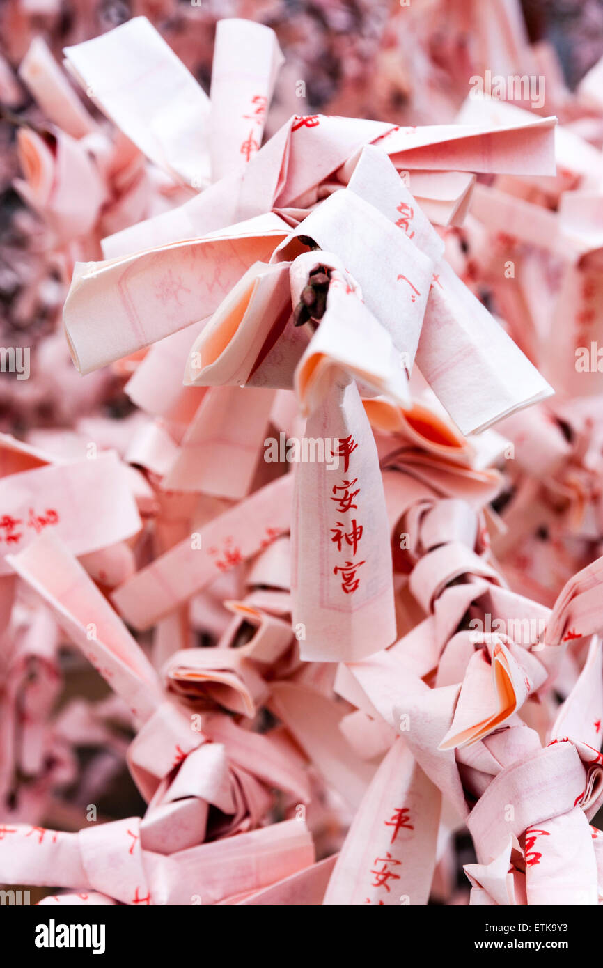 Der Heian-Schrein in Kyoto. Nahaufnahme von Pink Omikuji, Pech Papers, gefesselt und auf dem Zweig des kleinen Baums gelassen. Viel Glück wird man nach Hause nehmen. Stockfoto